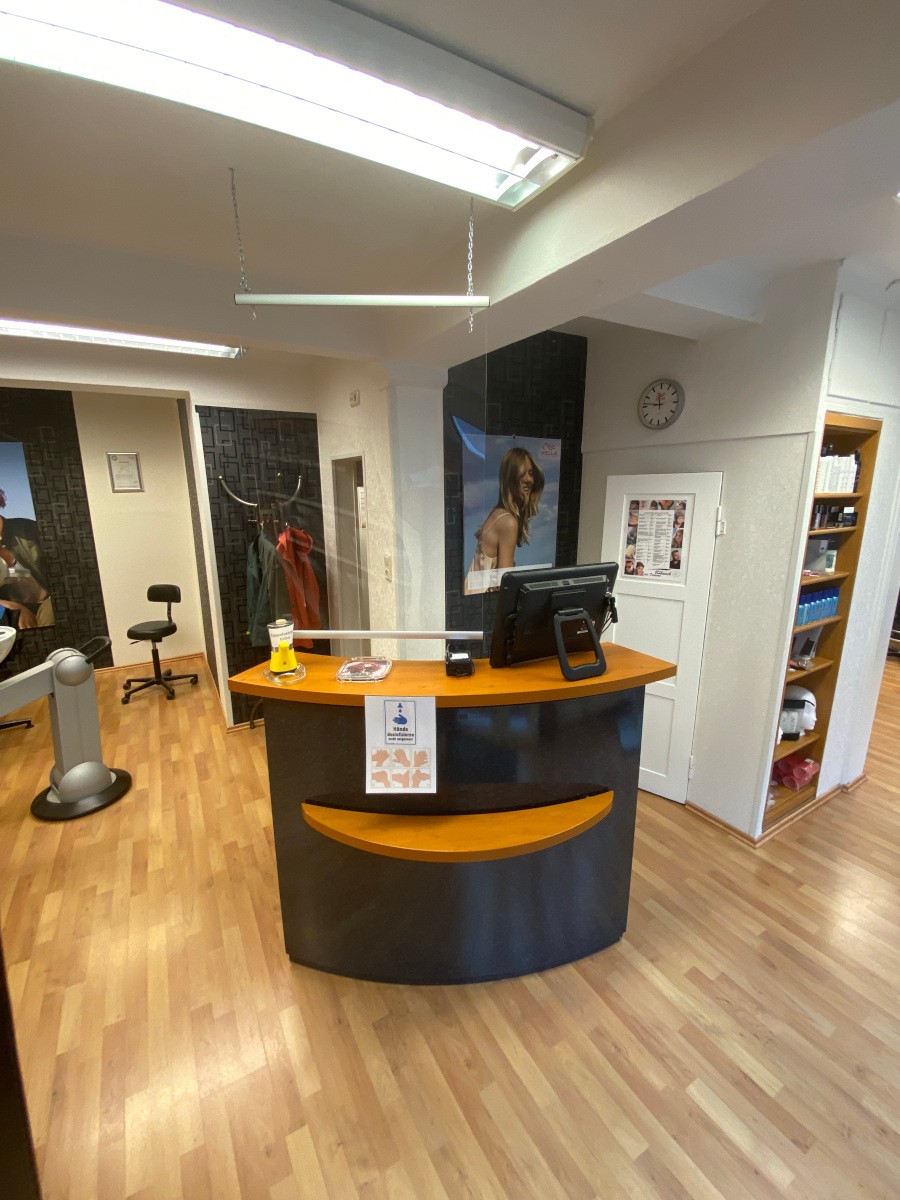 Empfangstresen mit Wanduhr im Salon Uelzen